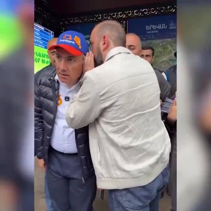 Pıçıltı ilə dediyi sözlər canlı efirə düşdü