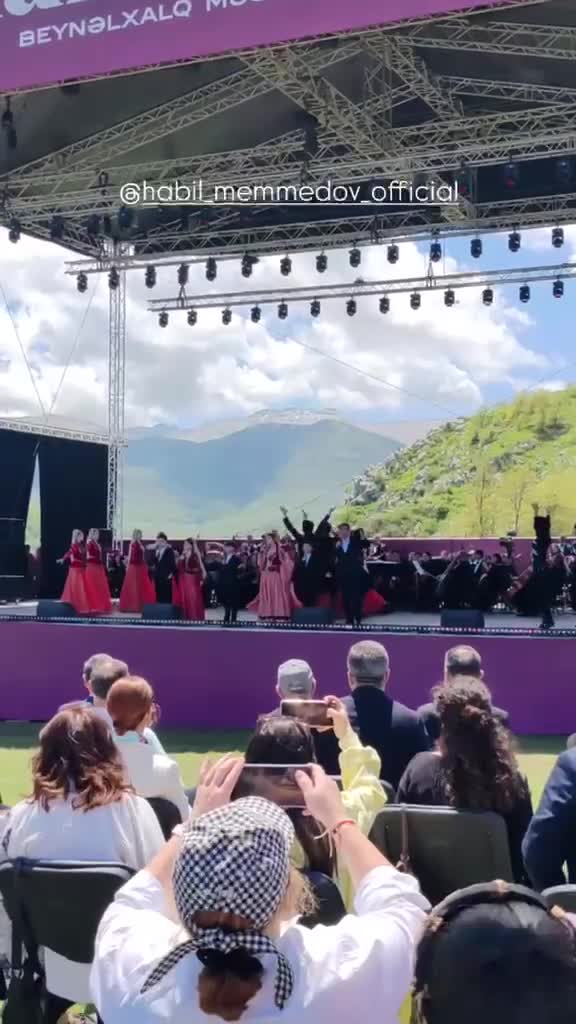 Habil Məmmədovla tələbələri Cıdır düzündə oxudu