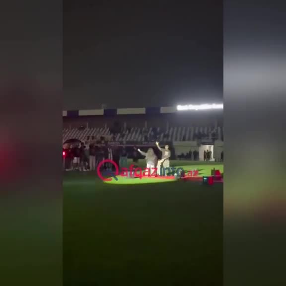 Kuboku almağa rəqs edərək getdilər