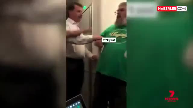 Sərnişin ekipaj üzvünü dişlədi, təyyarə təcili eniş etdi