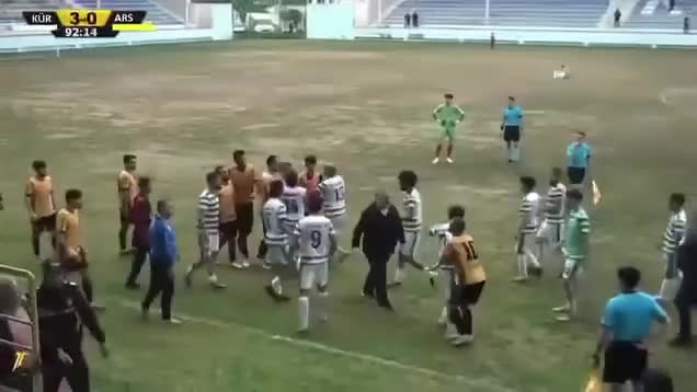 Azərbaycan çempionatı azarkeşlər meydana girib futbolçuları döydü