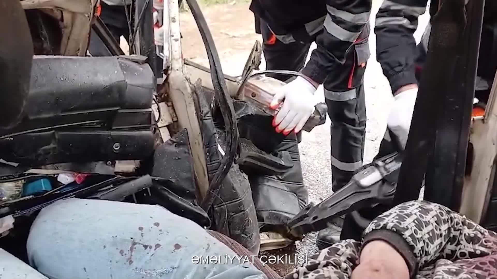 Qəza oldu, sərnişin maşında sıxılı qaldı