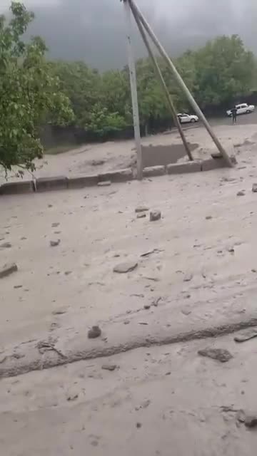 Güclü sel bir gündə 3 körpünü dağıtdı