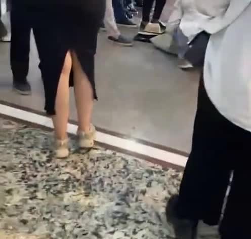 “AF Mall”ın üzlüyü qopdu,qadının üstünə düşdü