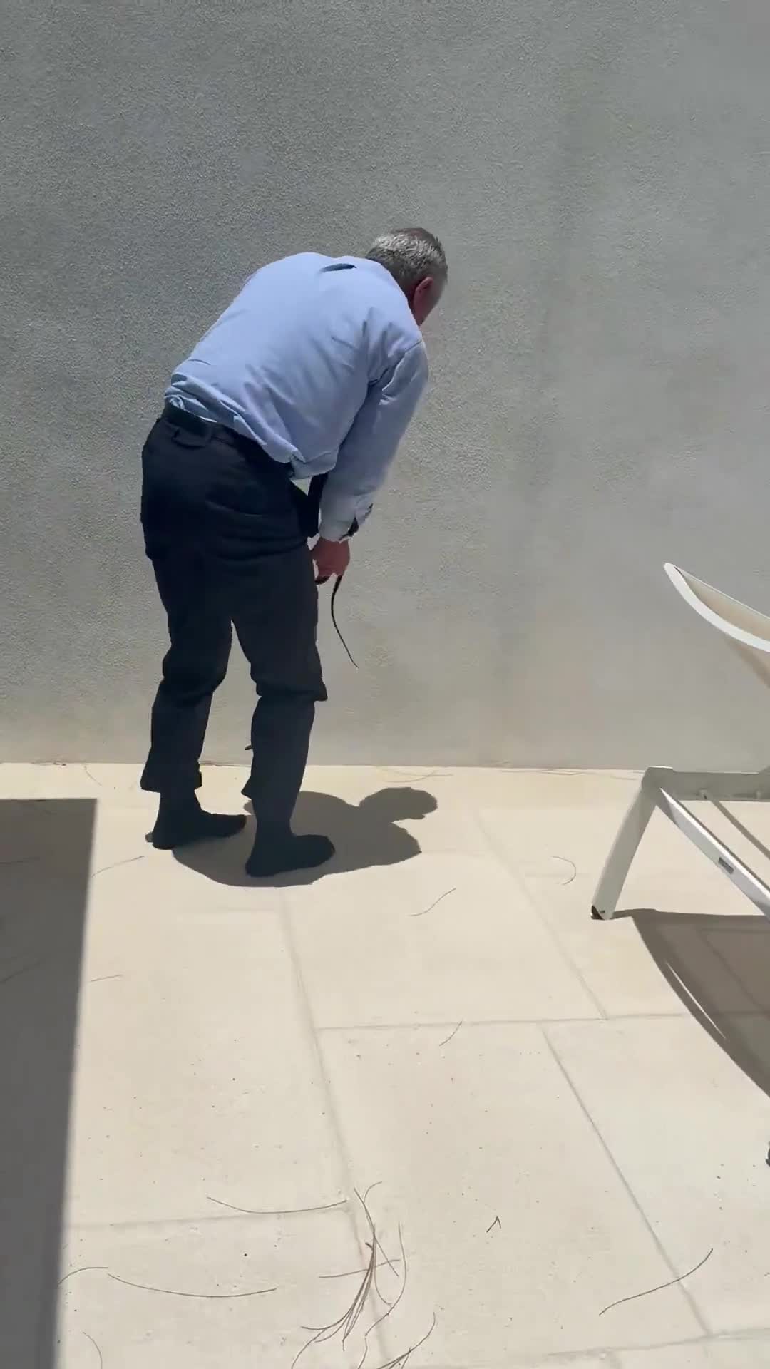 Nazir ilanı çılpaq əlləri ilə tutdu