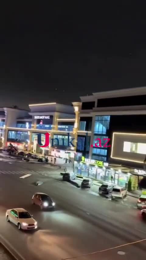 Bakıda “mall”ın dam örtüyü uçdu 