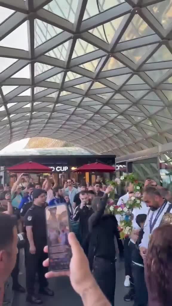 Millimiz Bakıda belə qarşılandı