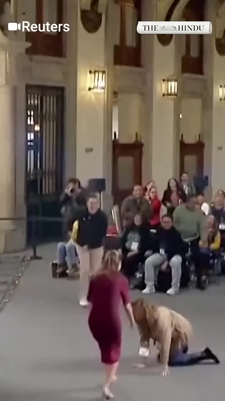 Prezidentin atdığı topu tutmaq istəyərkən yıxılması gündəm oldu