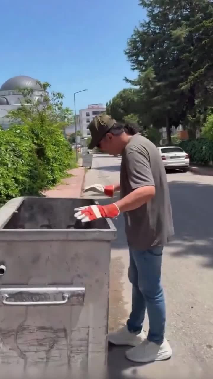 Çelik bu dəfə zibil qabından kağız yığmaqla gündəm oldu