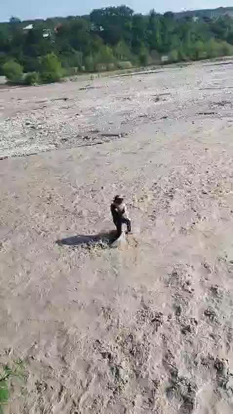 Polis çaya düşən azyaşlını xilas etdi
