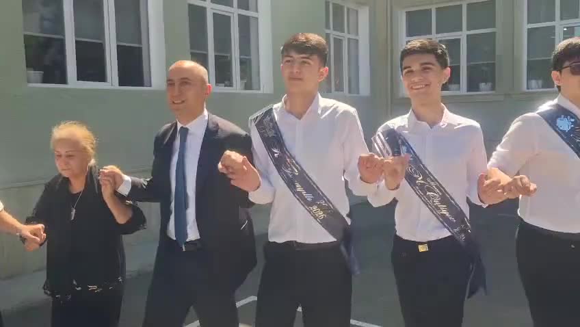 Nazir məzunlarla “Yallı” oynadı