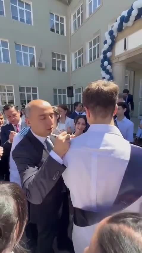 Nazir şagirdlərin məzun köynəklərinə xatirə sözləri yazdı