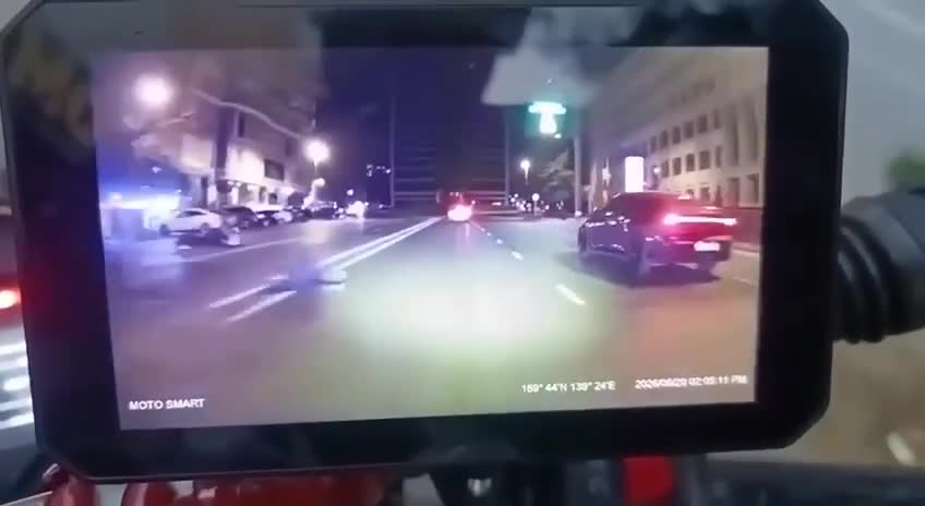 Maşınla motosikletçini vurub qaçdı