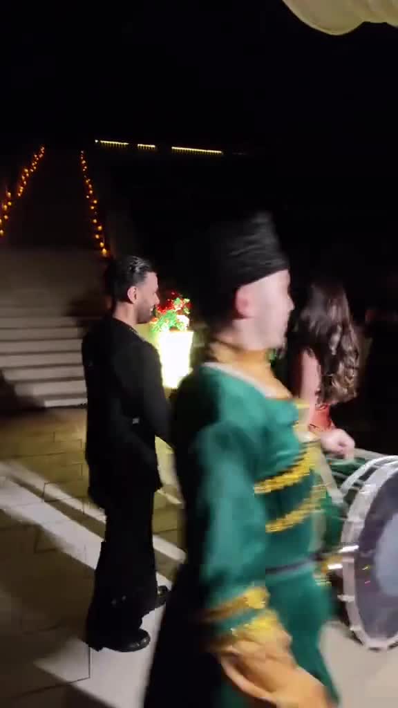 Onlar saridə, bizimkilər milli libasda...