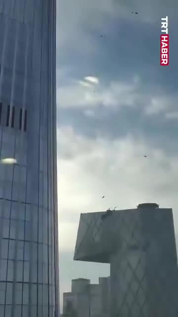 Çində təyyarə 109 mərtəbəli binaya çırpıldı