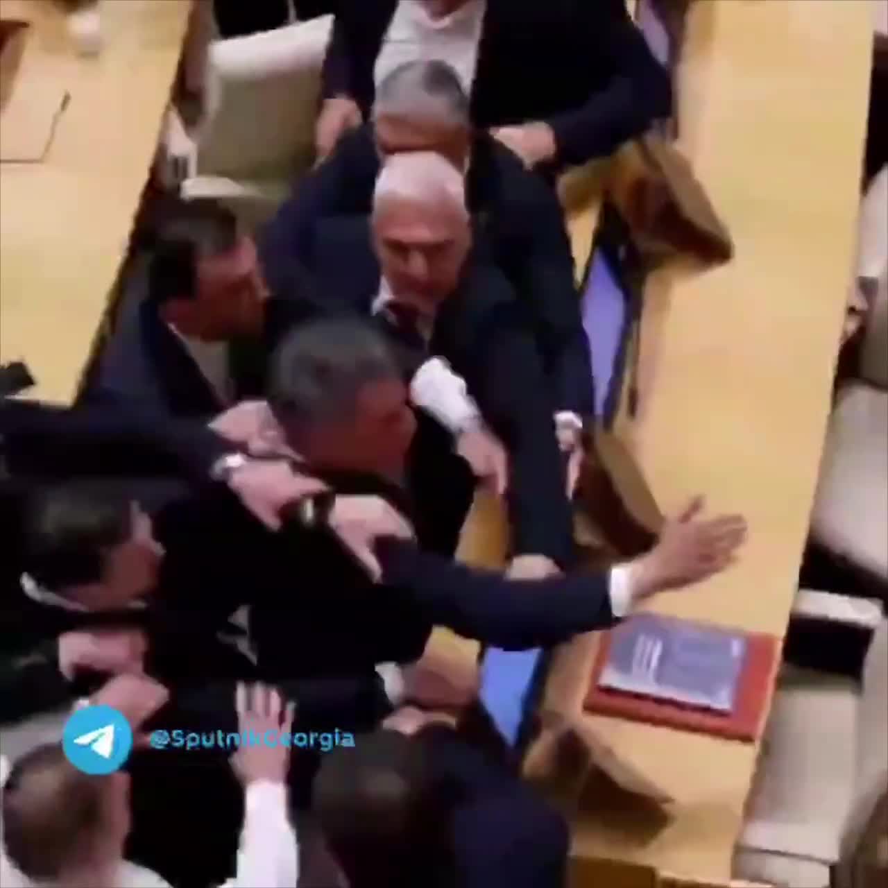 Gürcüstan parlamentinin iclasında əlbəyaxa dava