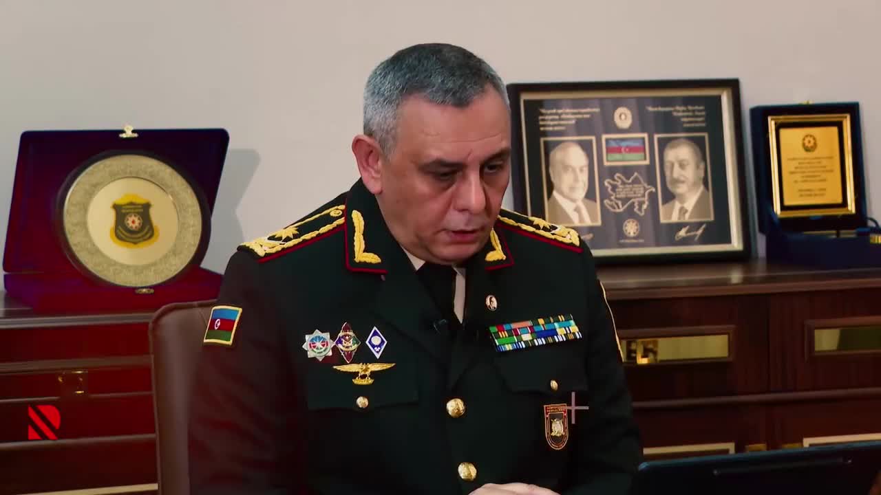 “Adam var, tər tökür, xaricdə oxuyur, o birisi də burada gəzir…”