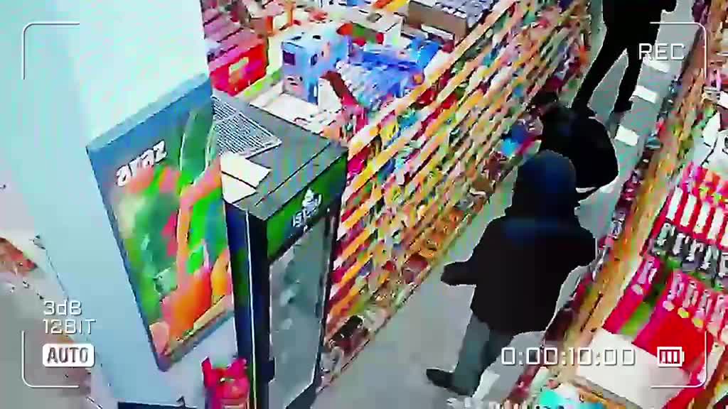 Marketdən oğurluq edən kameraya düşdü