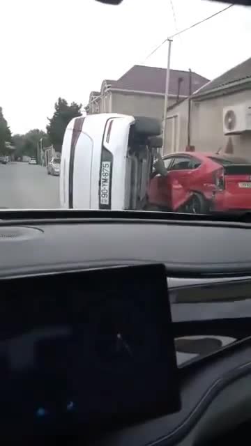 Bakıda “Prius”la toqquşan BYD aşdı