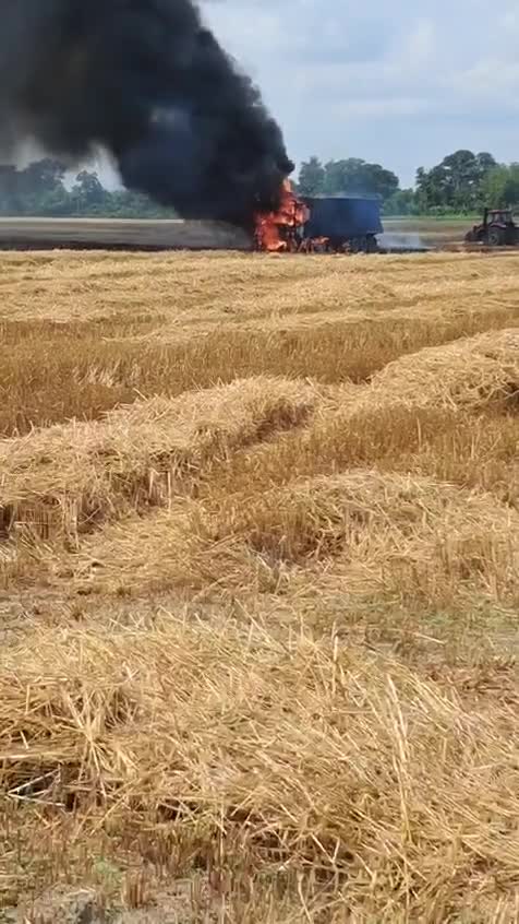 Taxılla dolu TIR yandı