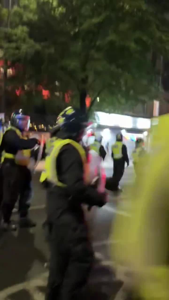 Məğlubiyyətdən sonra Londonda iğtişaşlar törətdilər