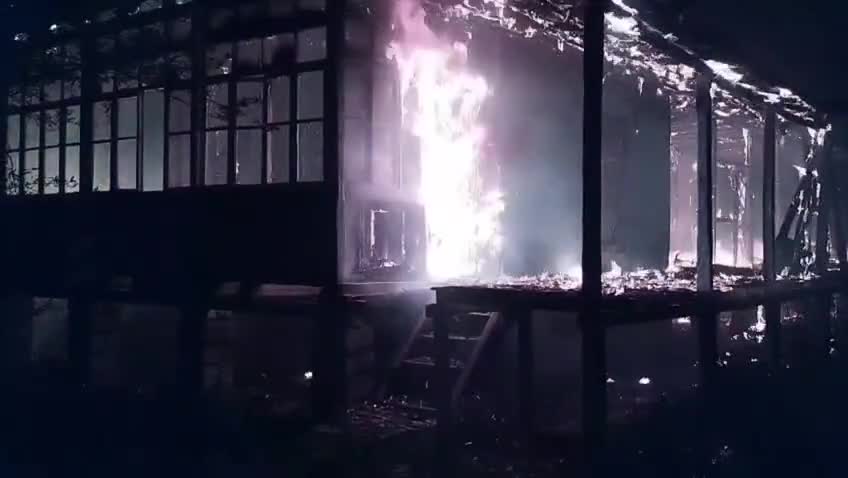 Ucarda ev yandı