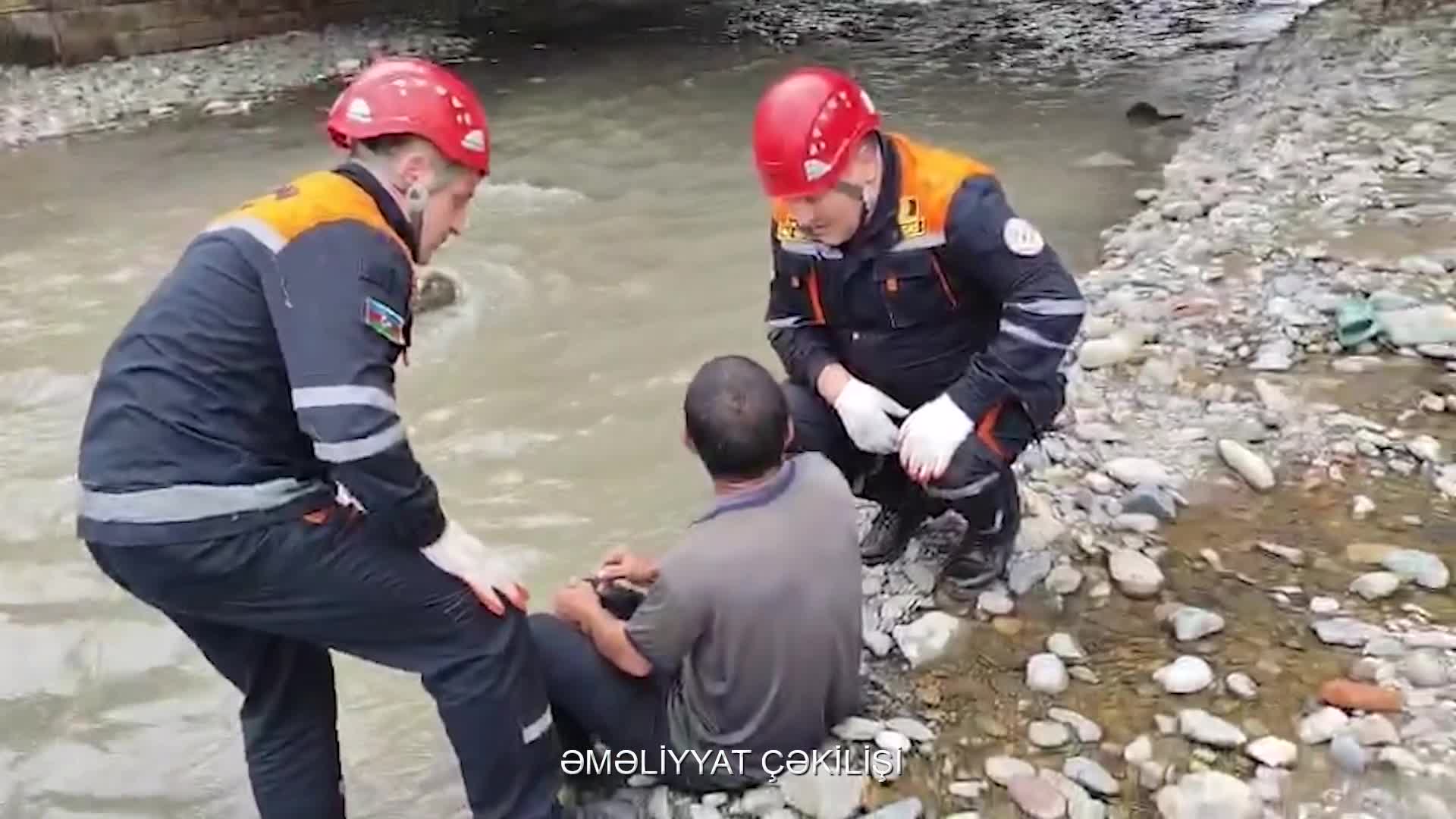 Çayda köməksiz qalan şəxs belə xilas edildi