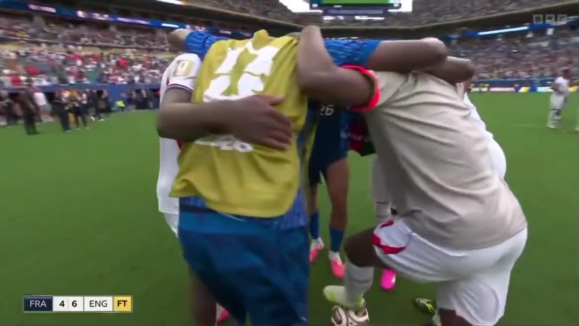 Fransa və İngiltərə futbolçuları birlikdə dua etdilər