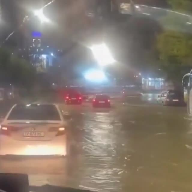 Tbilisidə küçələri su basdı
