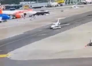  Avtomobil şəxsi təyyarəyə çırpıldı