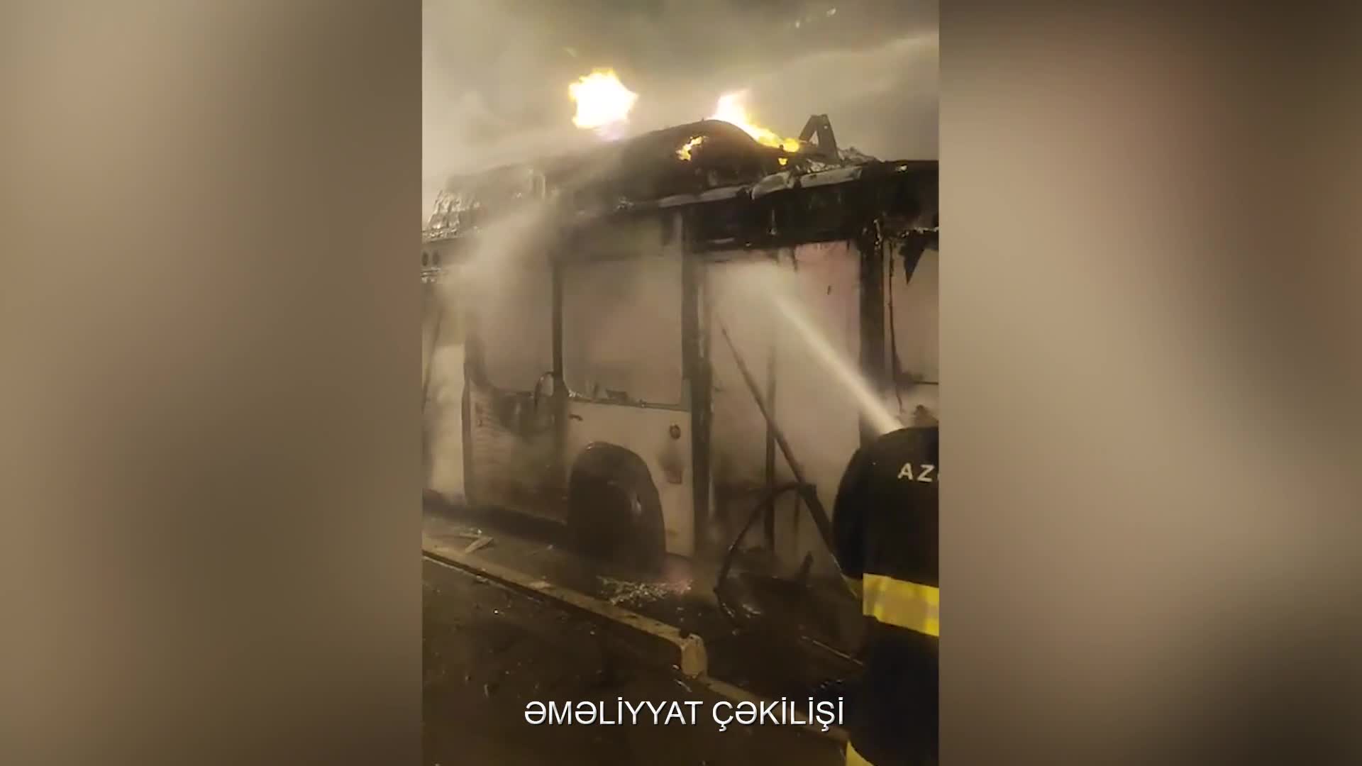 Bakıda sərnişin avtobusu yandı