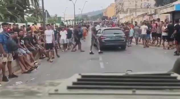 Miqrantlar sığınacaq tələb edirlər