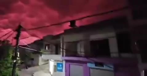 Zəlzələdən bir həftə sonra səma qırmızıya boyandı