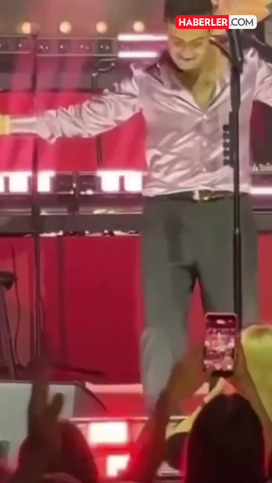  Konserti yarımçıq qoyub səhnədə bığını qırxdırdı