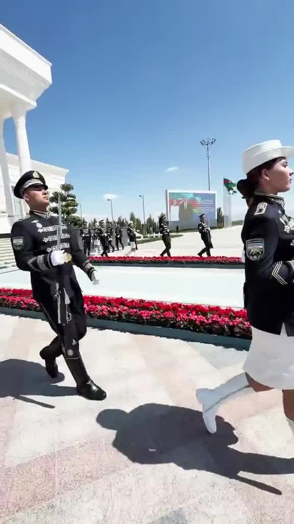 Prezident xanımı ilə Özbəkistandadır