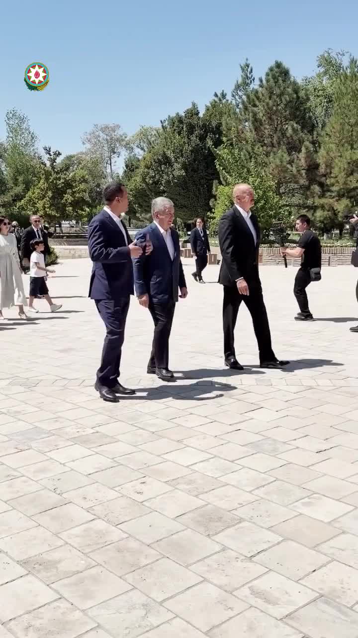 Prezidentlər xanımları ilə Buxarada türbədə