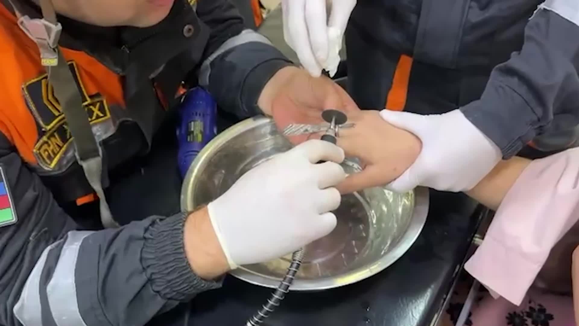Barmağında üzük sıxılı qaldı