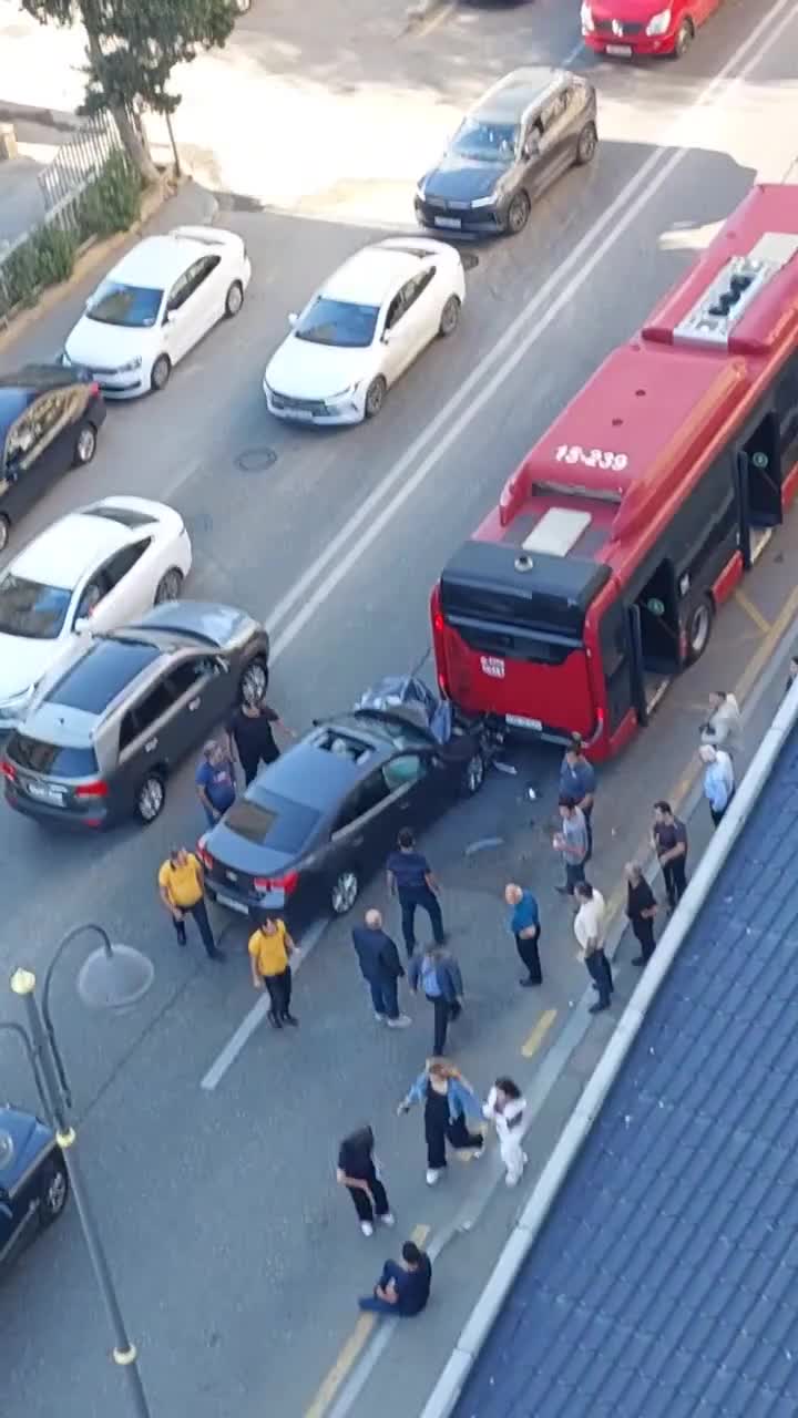 Yasamalda maşın sərnişin avtobusuna çırpıldı