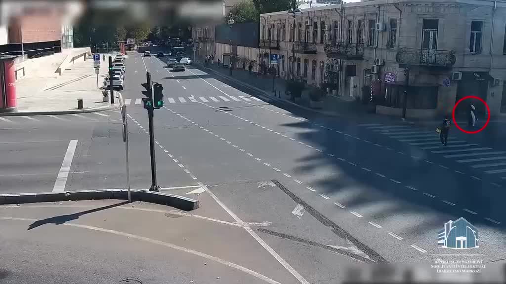 Skuterlə qırmızı işıqdan keçdilər