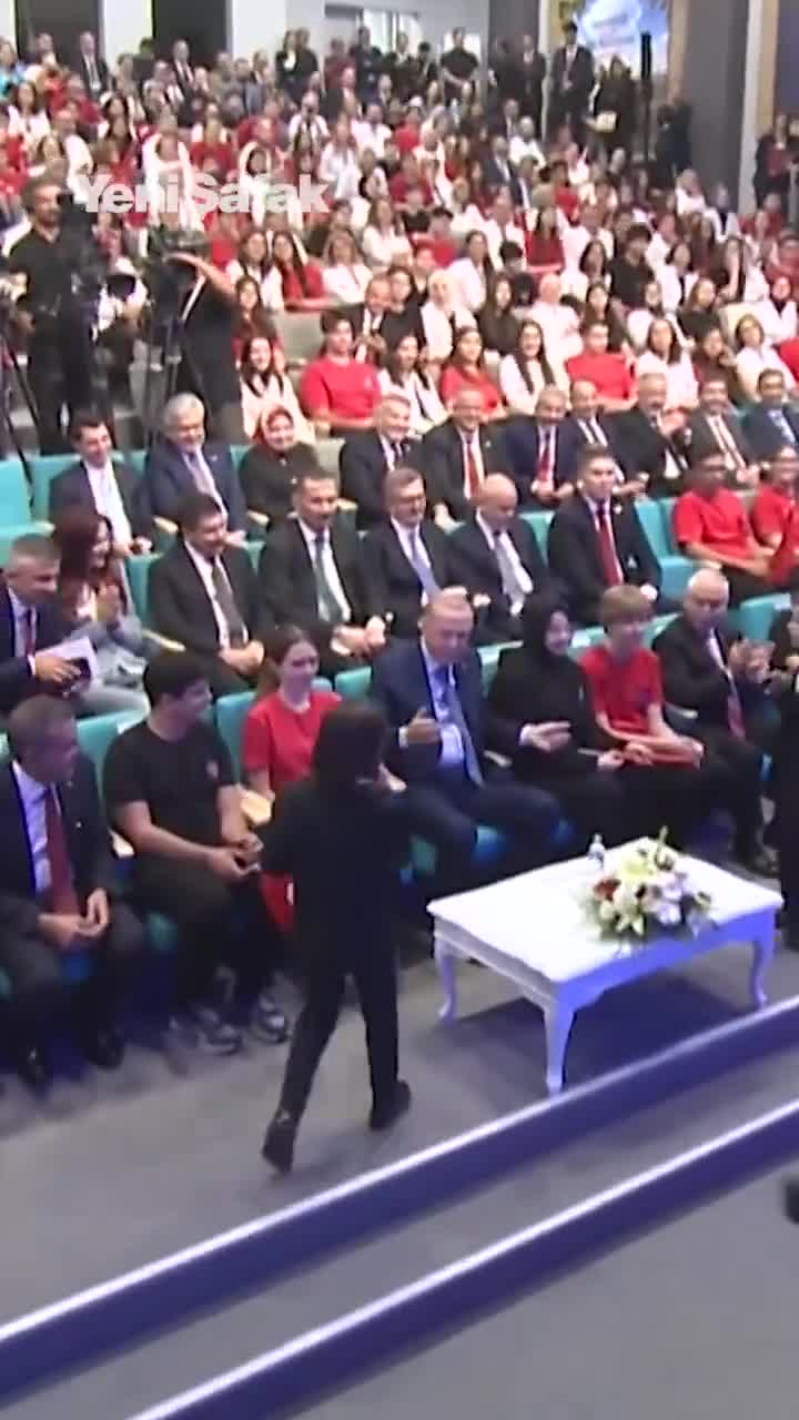 Ərdoğan şagirdlərlə bərabər türkü oxudu