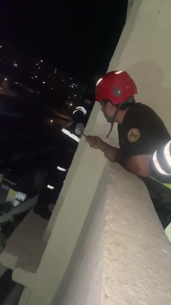 Evə pəncərədən girib uşağı xilas etdilər