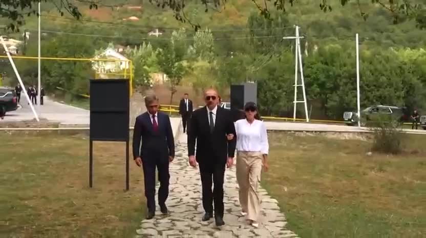 Azərbaycan lideri xanımı ilə ziyarətgahda