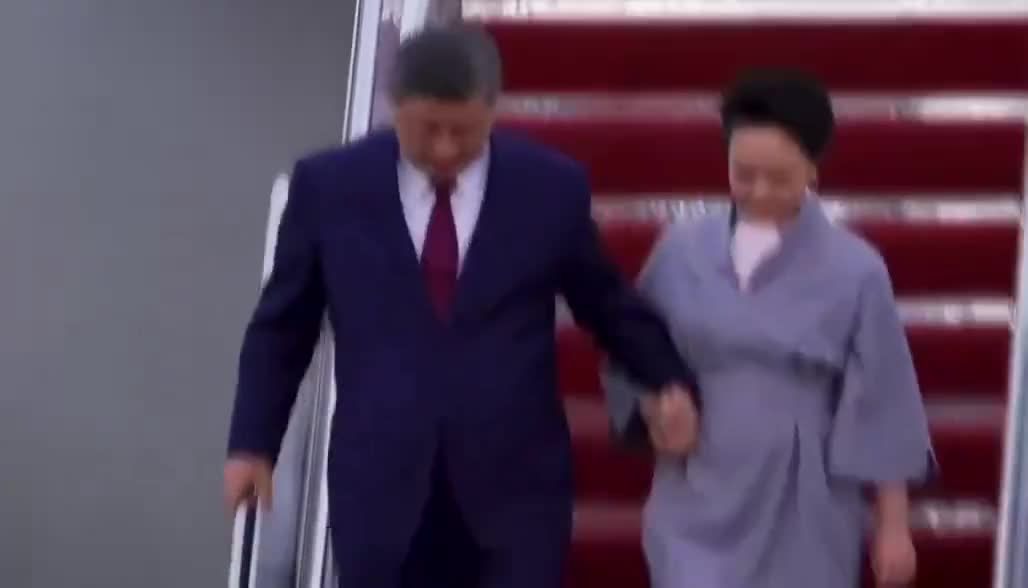 Tramp Si Cinpini təyyarənin yanında qarşıladı