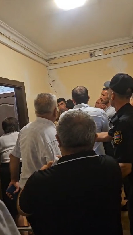 Vətəndaşlarla təhsil sektorunun əməkdaşı arasında insident