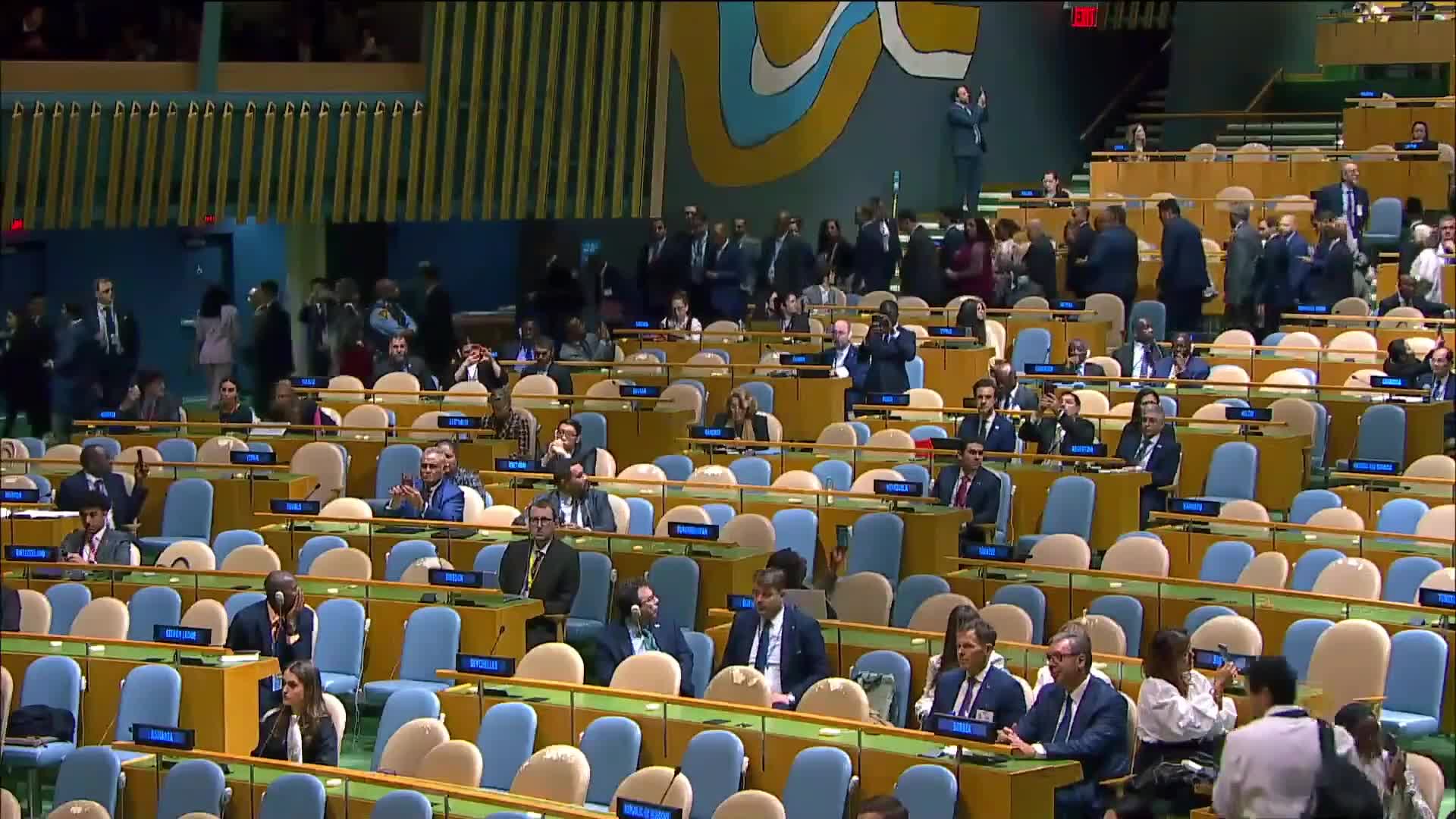Netanyahu çıxış edəndə zalı tərk etdilər