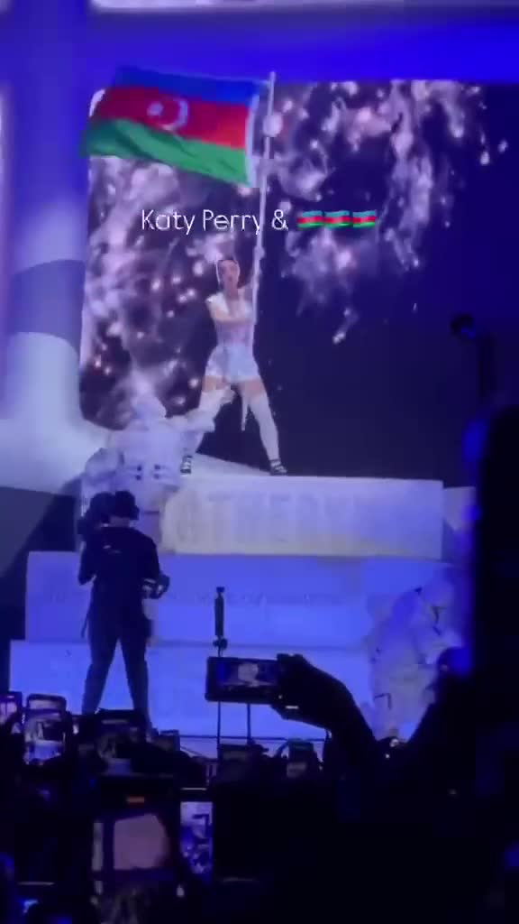 Keti Perri səhnəyə Azərbaycan bayrağı ilə çıxdı