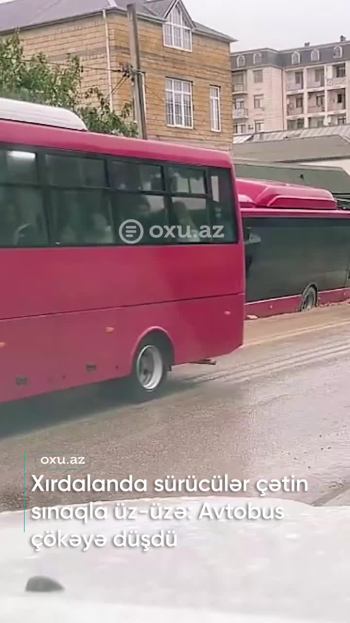 Avtobus yolda yaranan çuxura düşdü
