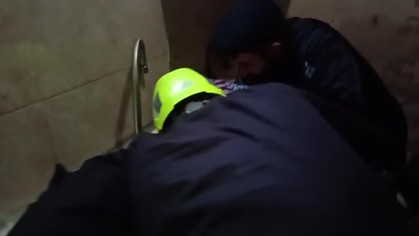 3 yaşlı uşağın əli mətbəx çanağının süzgəcində ilişdi