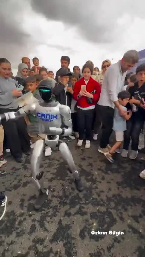 Bu dəfə robot ritmə uyğunlaşıb rəqs etdi