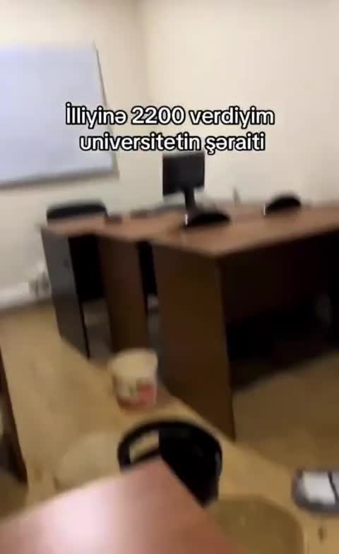 Universitetin sinif otağına yağış suları damıb